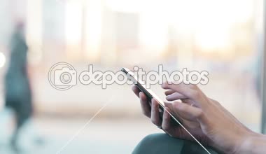 Kadın el manifatura, kafede Smartphone kullanarak.