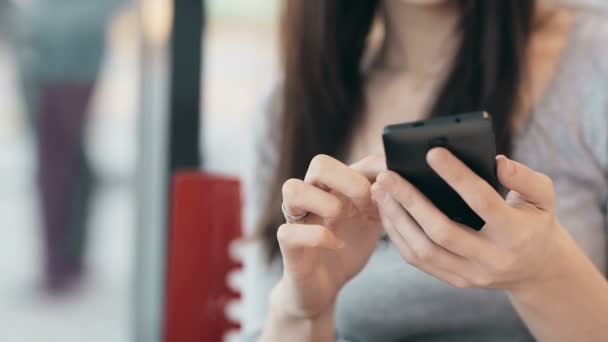 Mujer usando smartphone, tomando café en la cafetería . — Vídeos de Stock