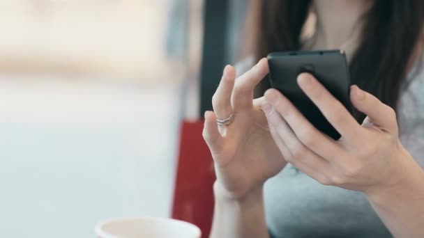 Žena pomocí smartphone, pití kávy v kavárně. — Stock video