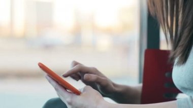 Kafede tablet kullanan kadın