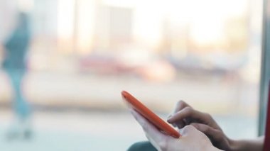 Kafede tablet kullanan kadın