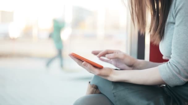 Mujer usando tableta en la cafetería — Vídeos de Stock