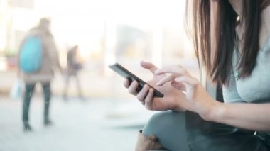 Kadın el manifatura, kafede Smartphone kullanarak.