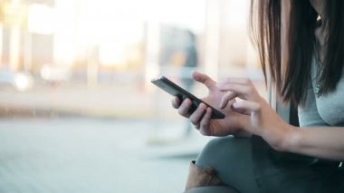 Kadın el manifatura, kafede Smartphone kullanarak.