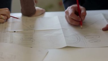 Tasarımcı ve işçi onarım planı tartışmak.