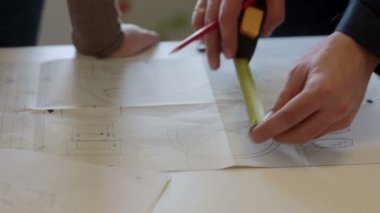 Tasarımcı ve işçi onarım planı tartışmak.