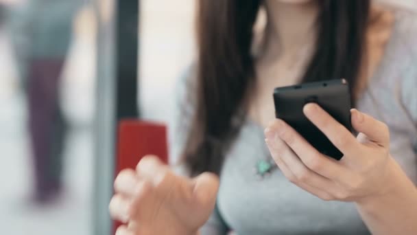 Mujer usando smartphone, tomando café en la cafetería . — Vídeos de Stock