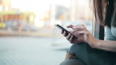 Kadın el manifatura, kafede Smartphone kullanarak.