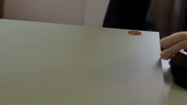 adam mobilya bir güç tornavida kullanarak birleştirir