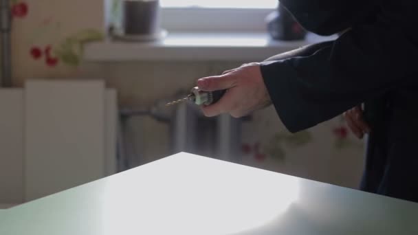 Man assembleert meubilair met behulp van een schroevendraaier macht — Stockvideo