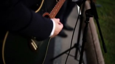 bir akustik gitar gitarist.