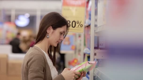 Mujer elige productos químicos para el hogar en la tienda — Vídeos de Stock