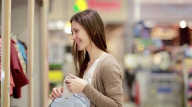 genç kadın için yeni doğan bebek giyim seçer