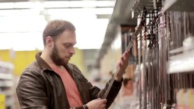 Adam konular Barbekü veya ızgara için seçer