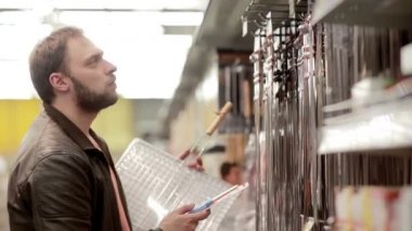 Adam konular Barbekü veya ızgara için seçer