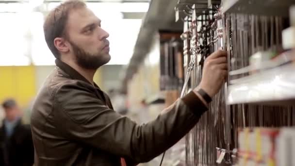 Člověk vybírá témata pro grilování nebo grilu — Stock video