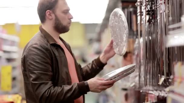 L'homme choisit des sujets pour barbecue ou grill — Video