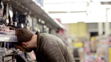 Adam spor malzemeleri dükkanında seçer.