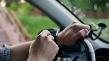 Adam ellerini smartwatch dokunmatik ekran kullanma
