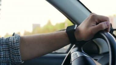 Adam ellerini smartwatch dokunmatik ekran kullanma