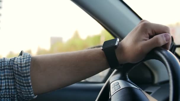 Hombre manos usando smartwatch pantalla táctil — Vídeos de Stock