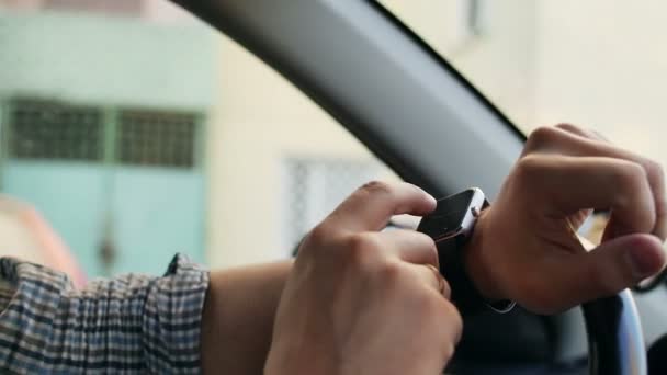 Man hands using smartwatch touchscreen — Stock Video