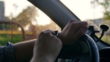 Adam ellerini smartwatch dokunmatik ekran kullanma