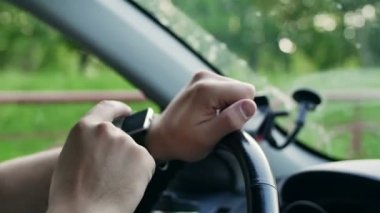 Adam ellerini smartwatch dokunmatik ekran kullanma