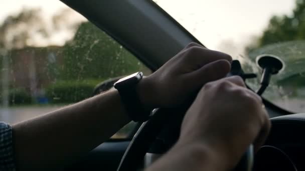 Les mains de l'homme utilisant smartwatch écran tactile — Video