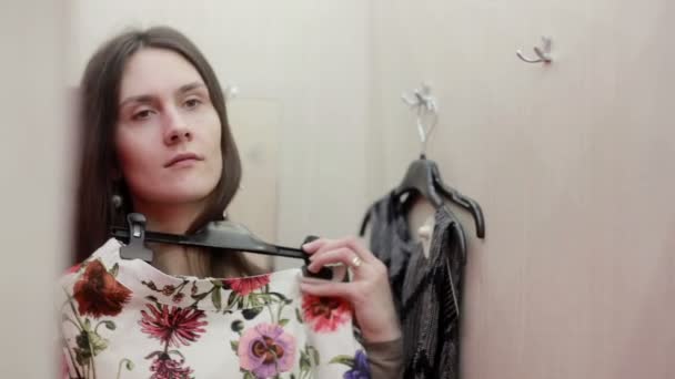 Krásná dívka snaží oblečení v šatna — Stock video