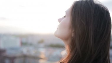 Çatıda duran kız kameraya görünüyor