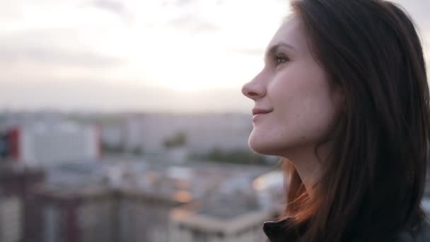 Girl standing on the roof at sunset — Stock Video