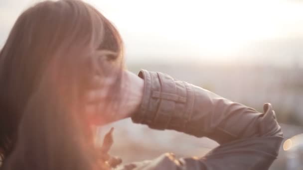 Ragazza in piedi sul tetto al tramonto — Video Stock