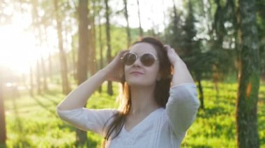 Kameraya bakarak kadın ve saç düzeltiyor