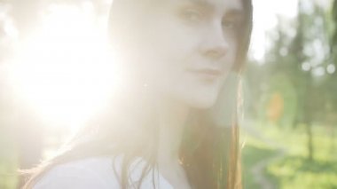 Ormanın içinde ayar güneş ışınlarının kadında