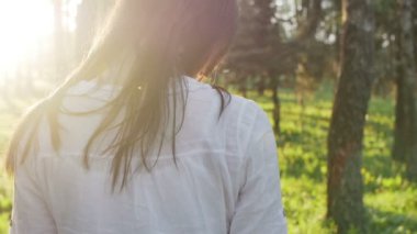 Kız kafasını saçlarını aşağı rüzgar geliştirir