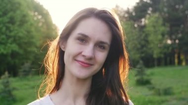 batan güneşin ışınları gülümseyen kadın