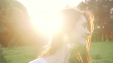 Mutlu bir kadın baş ve saç döner. ağır çekim