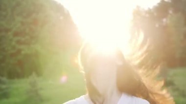 Mutlu bir kadın onun baş ve saç yükseltir. ağır çekim