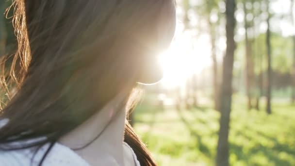 Haare brünett Mädchen entwickelt Wind bei Sonnenuntergang — Stockvideo