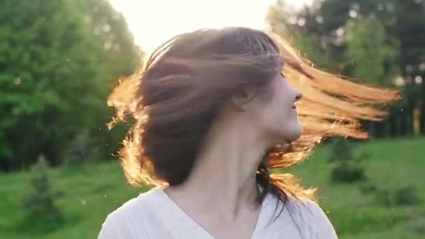 La mujer feliz gira la cabeza y el cabello. cámara lenta — Vídeo de stock