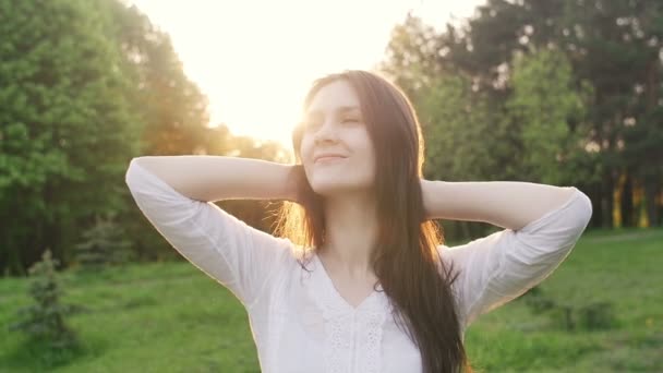 女人交叉在头后面的手臂和拉直头发 — 图库视频影像