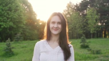 kadın baş arkasında silah kıvrımlar ve saç düzeltiyor