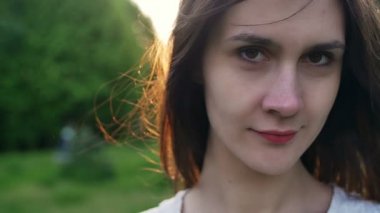 batan güneşin ışınları gülümseyen kadın