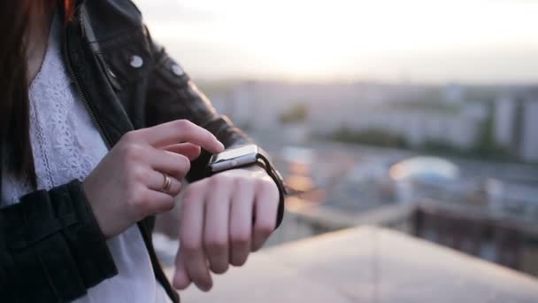 Kvinna händer med hennes smartwatch pekskärm — Stockvideo