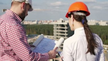 Mimar ve mühendis proje üzerinde seyir
