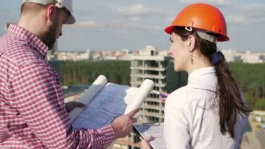 Mimar ve mühendis proje üzerinde seyir