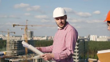 Mimar ve mühendis proje tartışıyor