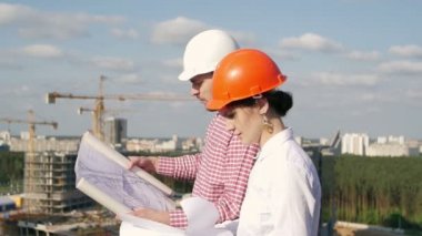 Mimar ve mühendis proje tartışıyor