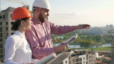 Mimar ve mühendis projeyi tartışmak
